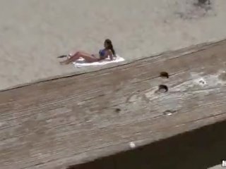 Πρώην φιλενάδα σέξι μωρό επί sand πήρε peeked με somebody