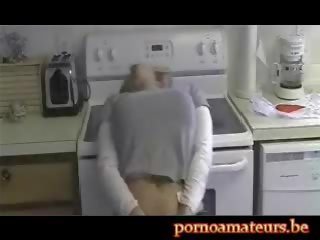 सुख masturbatingin the किचन
