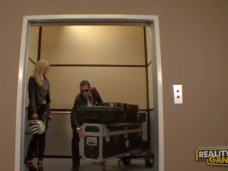 Amatör fantastisk blondin slattern gör avsugning och blir körd på den lift