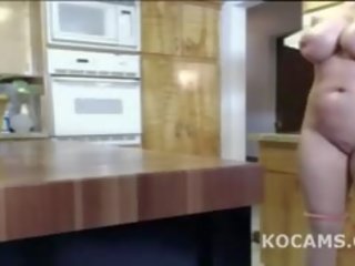Amatér prsatá blondýnka dospívající nahý v kuchyně