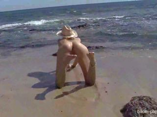 Sarah desvistiéndose en la playa