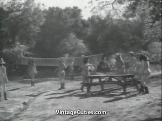 Grupo de meninas com grande tetas jogar ao ar livre