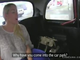 Krūtinga blondinė su puikus šikna pakliuvom apie gaubtas apie parking