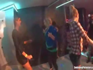 Мръсница момичета танцуване erotically в а клуб